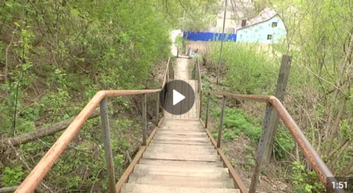 Куряне рискуют травмироваться на старых пешеходных лестницах