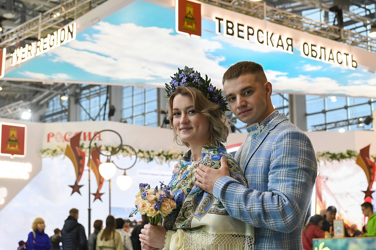 Молодожёны из Тверской области скрепили брак на Всероссийском свадебном фестивале