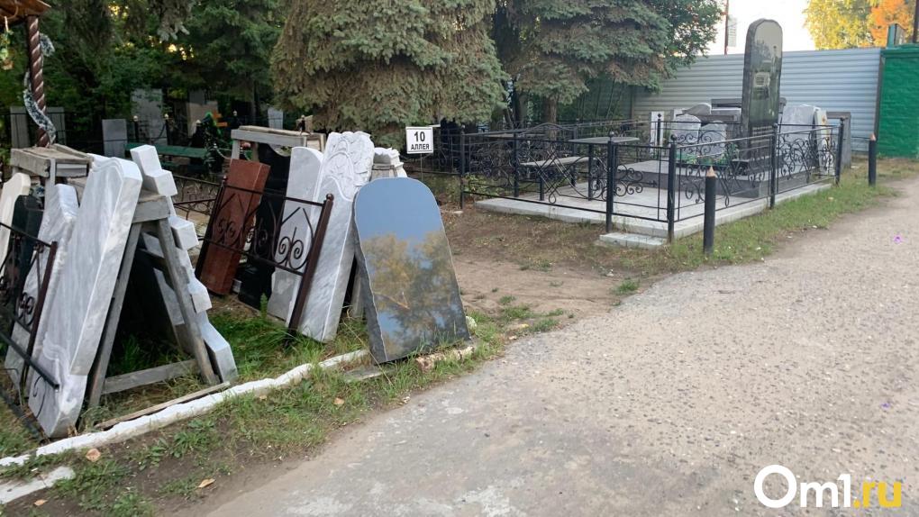 В Омске власти разбираются, откуда за гаражами взялись гробы