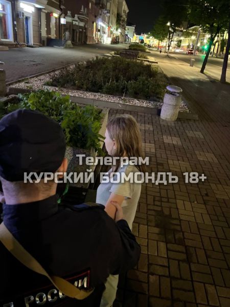 В Курске неадекватная девушка чуть не попала под автобус с годовалым ребенком