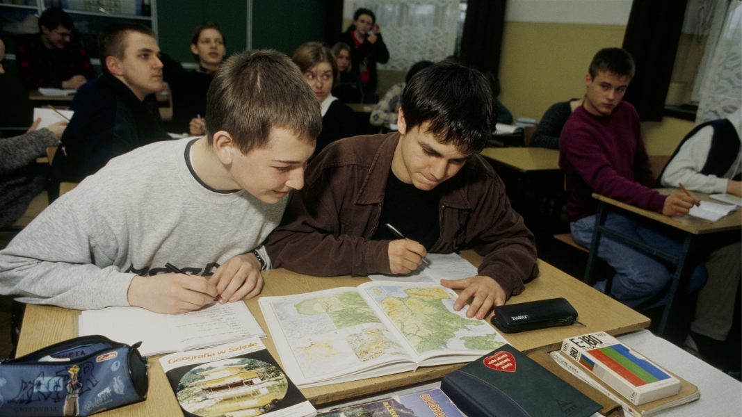В Польше предложили ввести военную подготовку для школьников
